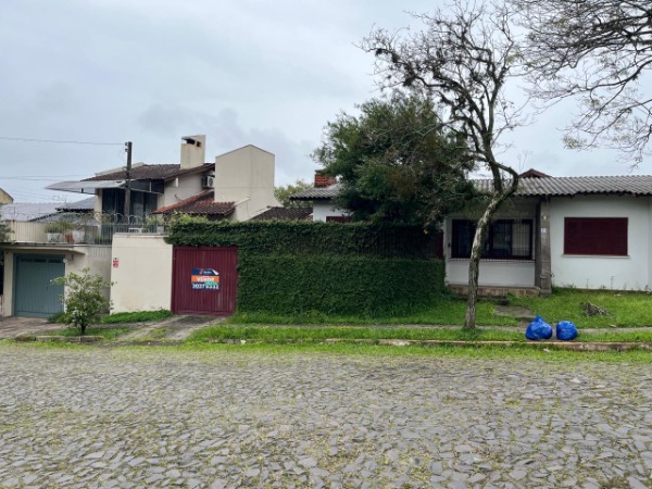 CASA ESPAÇOSA DE 4 DORMITÓRIOS NO BAIRRO PADRE RÉUS