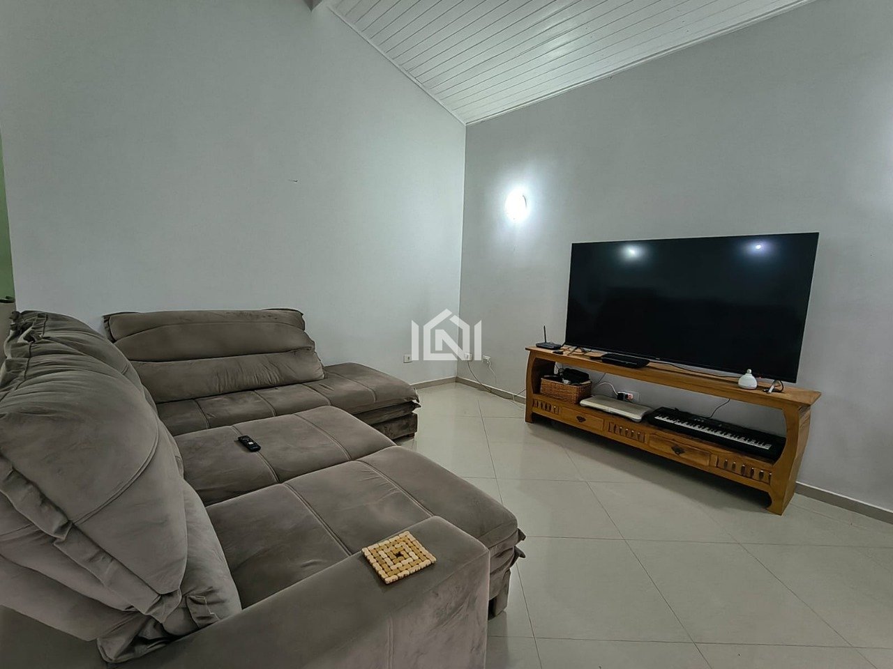casa a venda no condominio santa adelia  - sala de tv