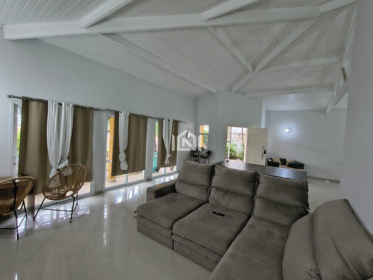 casa a venda no condominio santa adelia  - sala de tv