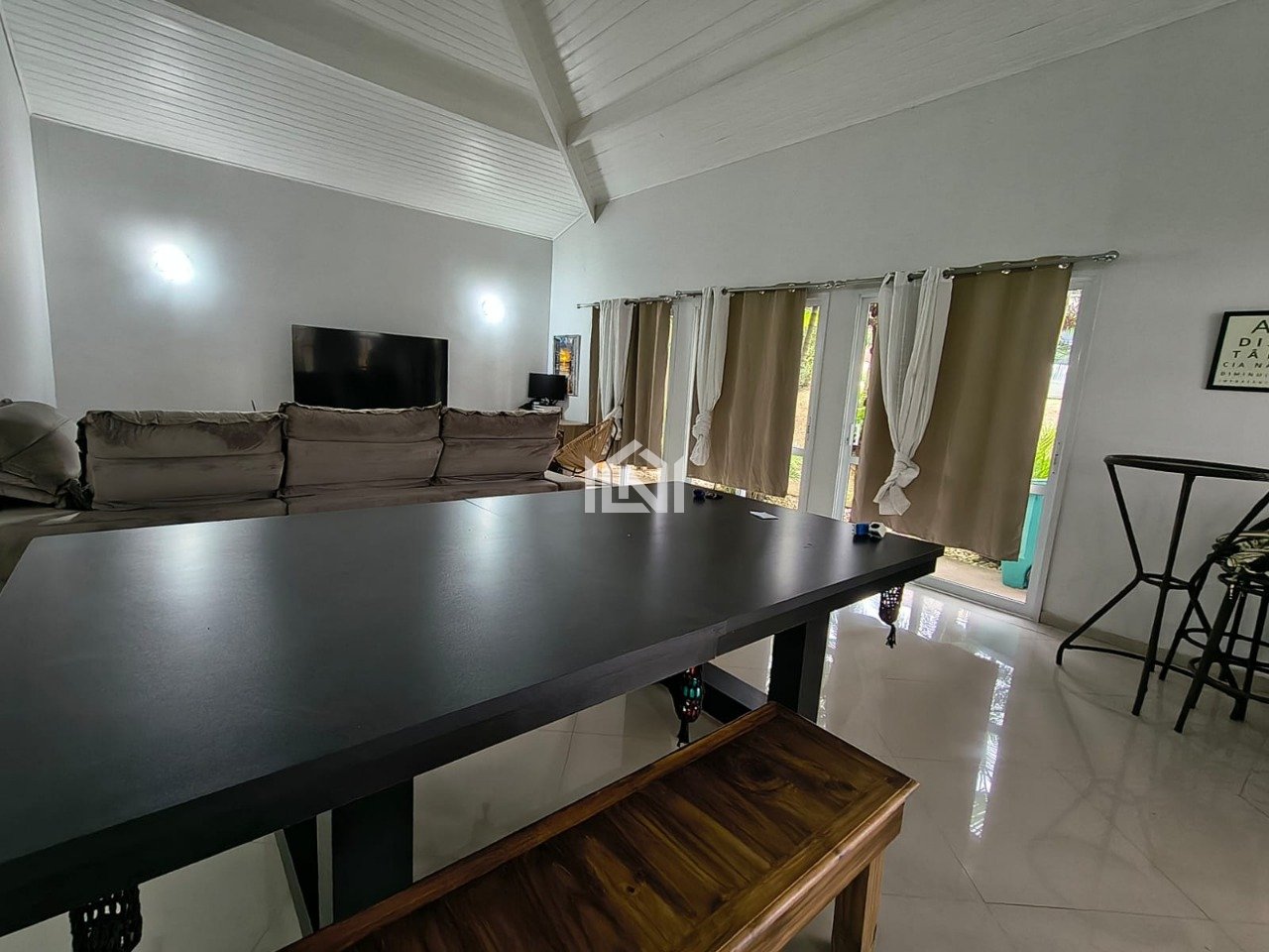 casa a venda no condominio santa adelia  - sala