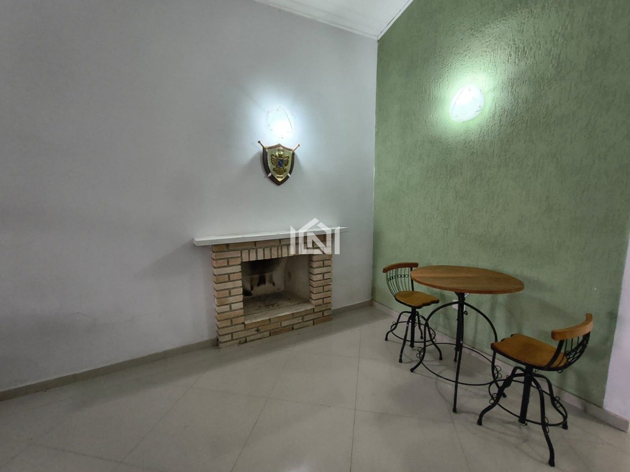 casa a venda no condominio santa adelia  - sala de lareira