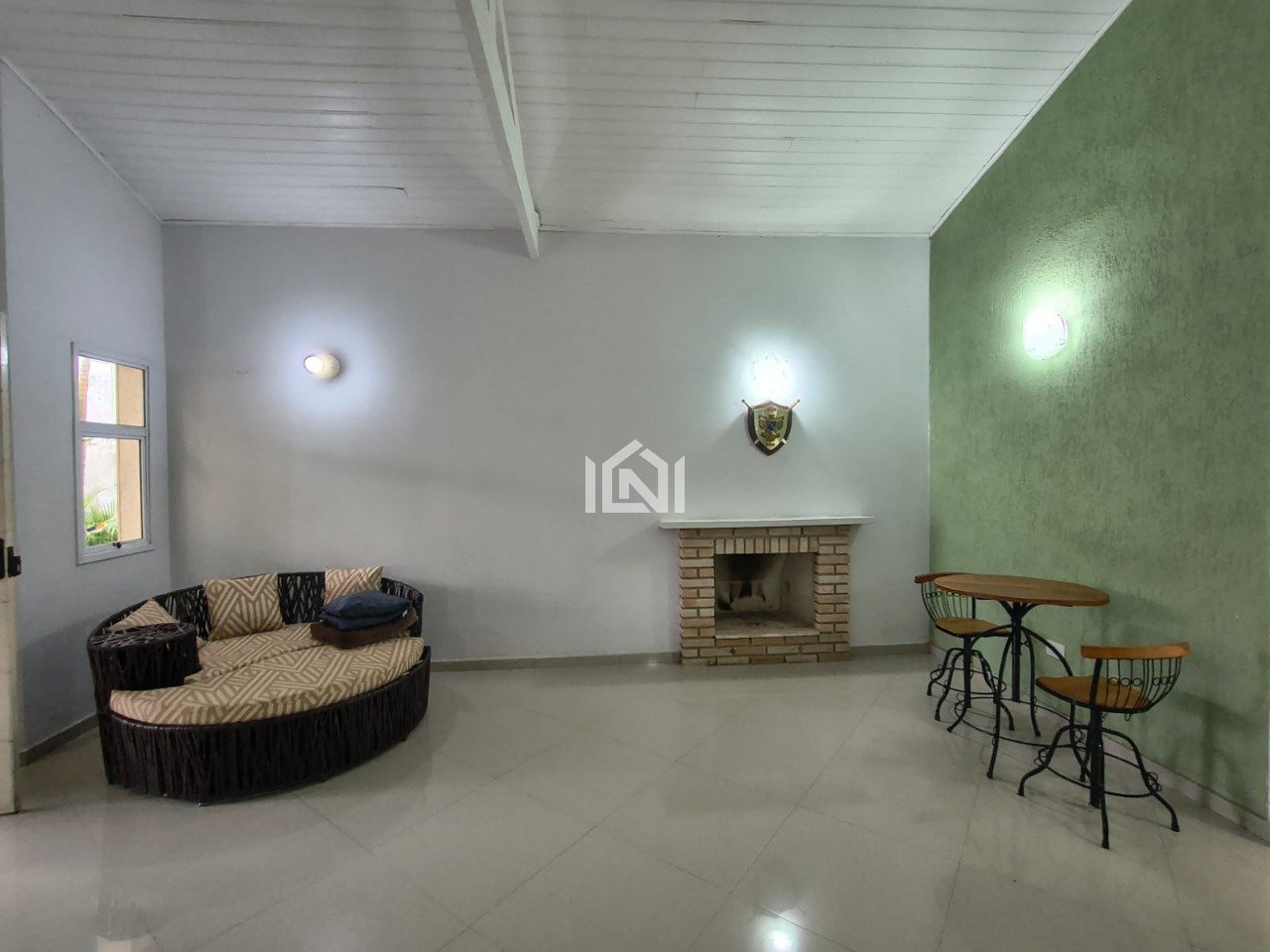 casa a venda no condominio santa adelia  - sala de lareira