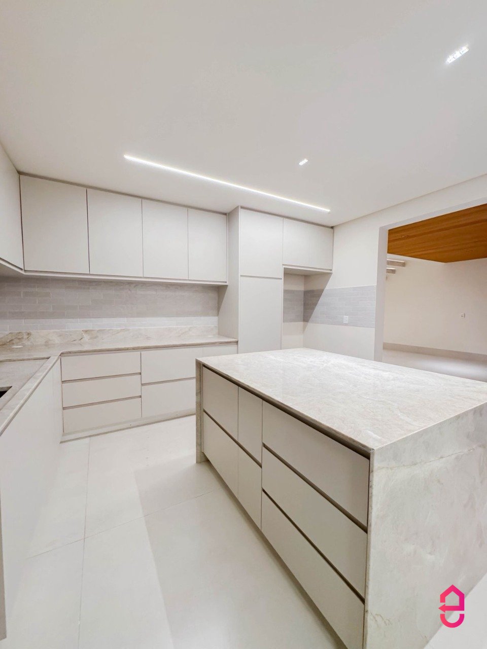 Jardins Capri - 264m² (03 Suítes) em Senador Canedo - GO