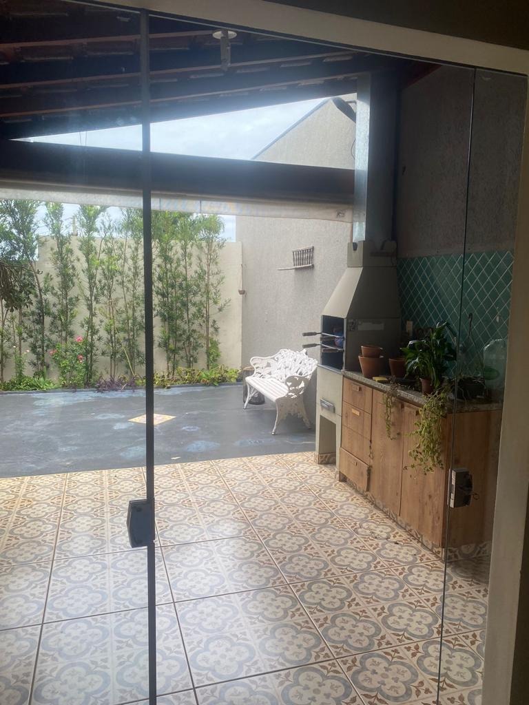 Aluga-se no Condomínio Barcelona com 3 dormitórios e 2 vagas de garagem - Próximo ao Porecatu da Av Belvedere