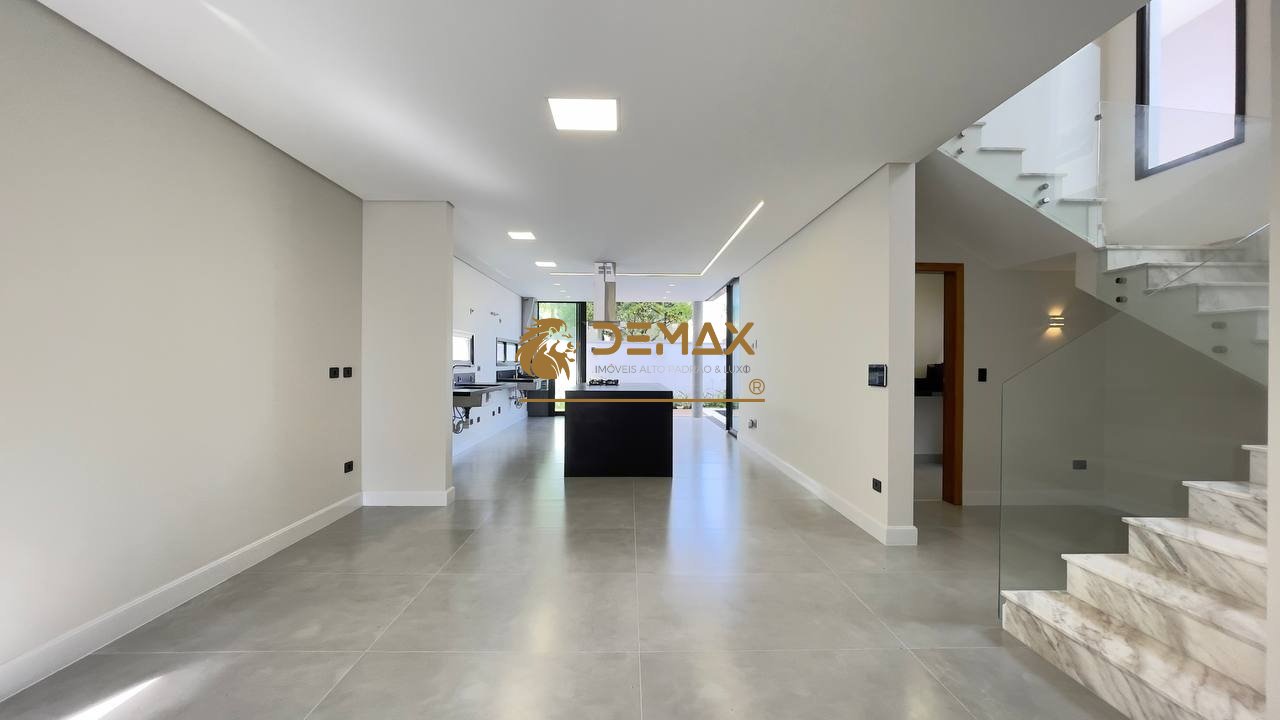 Casa com 244m², 4 dormitórios, 4 suítes, 2 vagas no bairro Urbanova - Floradas da Serra em São José dos Campos para Comprar