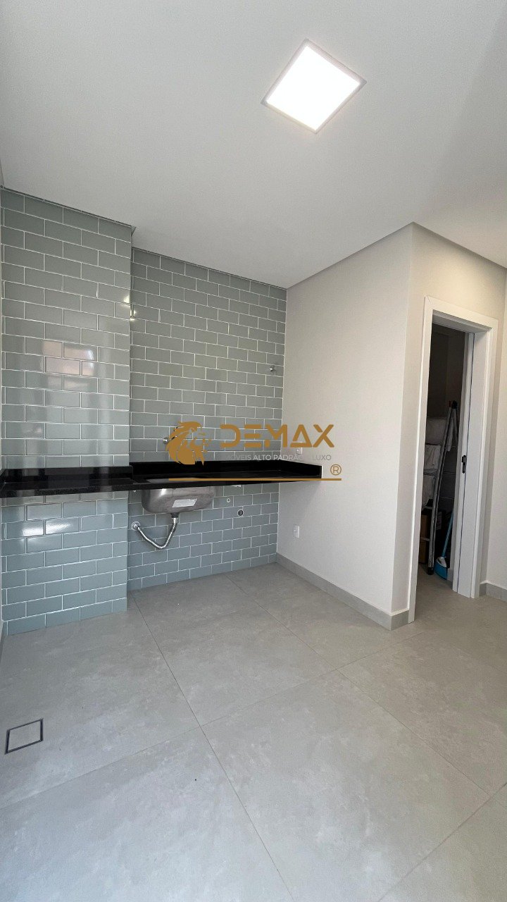 Sobrado com 275m², 4 dormitórios, 3 suítes, 4 vagas no bairro Urbanova - Terras Alpha em São José dos Campos para Comprar