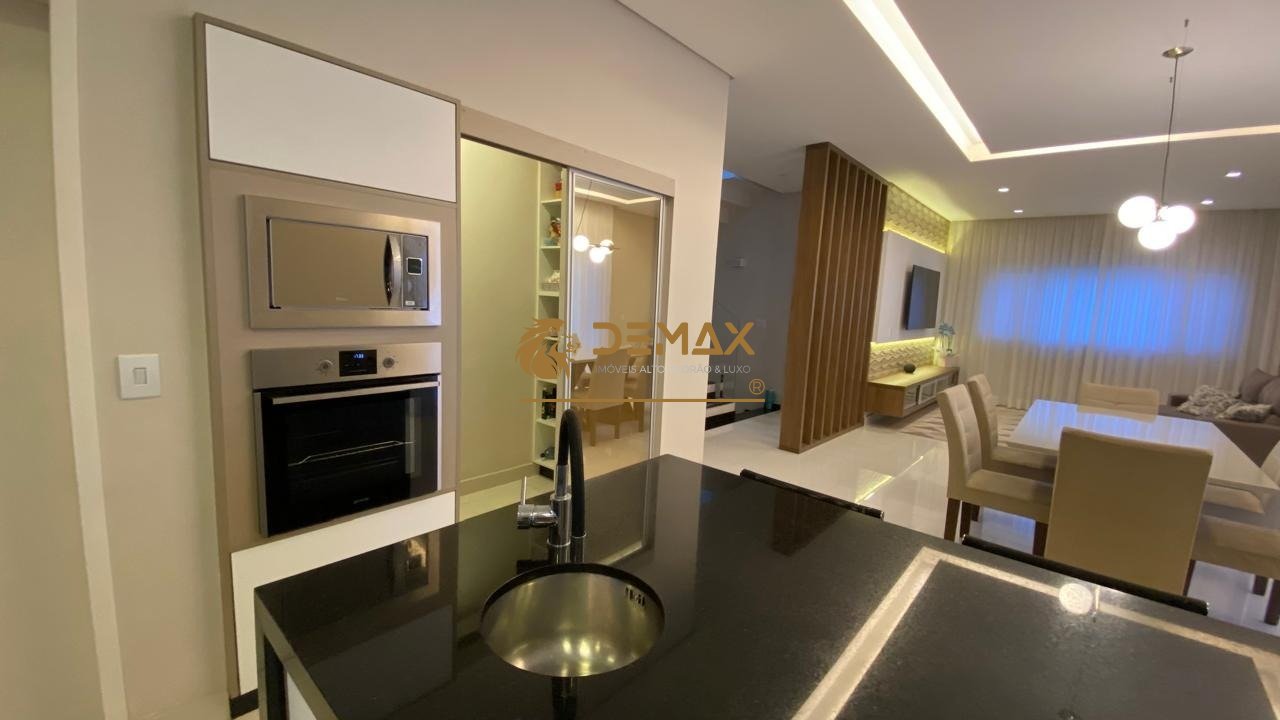 Sobrado com 302m², 4 dormitórios, 3 suítes, 4 vagas no bairro Condomínio Residencial Monaco em São José dos Campos para Comprar ou Alugar