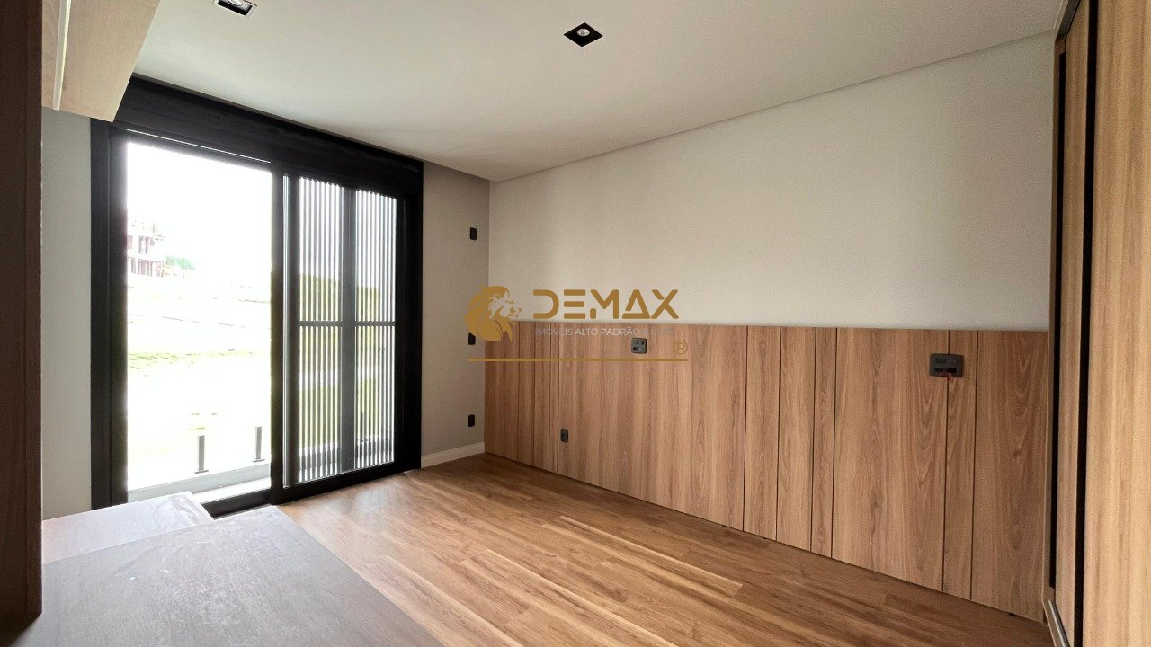 Sobrado com 357m², 4 dormitórios, 4 suítes, 3 vagas no bairro Urbanova - Terras Alpha em São José dos Campos para Comprar ou Alugar