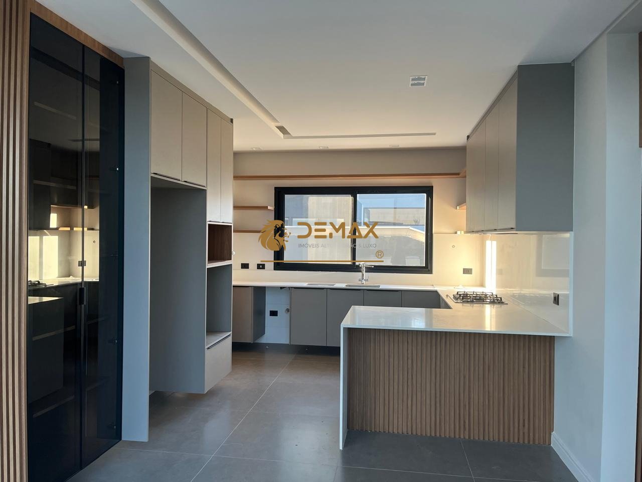 Casa com 640m², 4 dormitórios, 4 suítes, 6 vagas no bairro Urbanova - Condomínio Reserva do Paratehy em São José dos Campos para Comprar