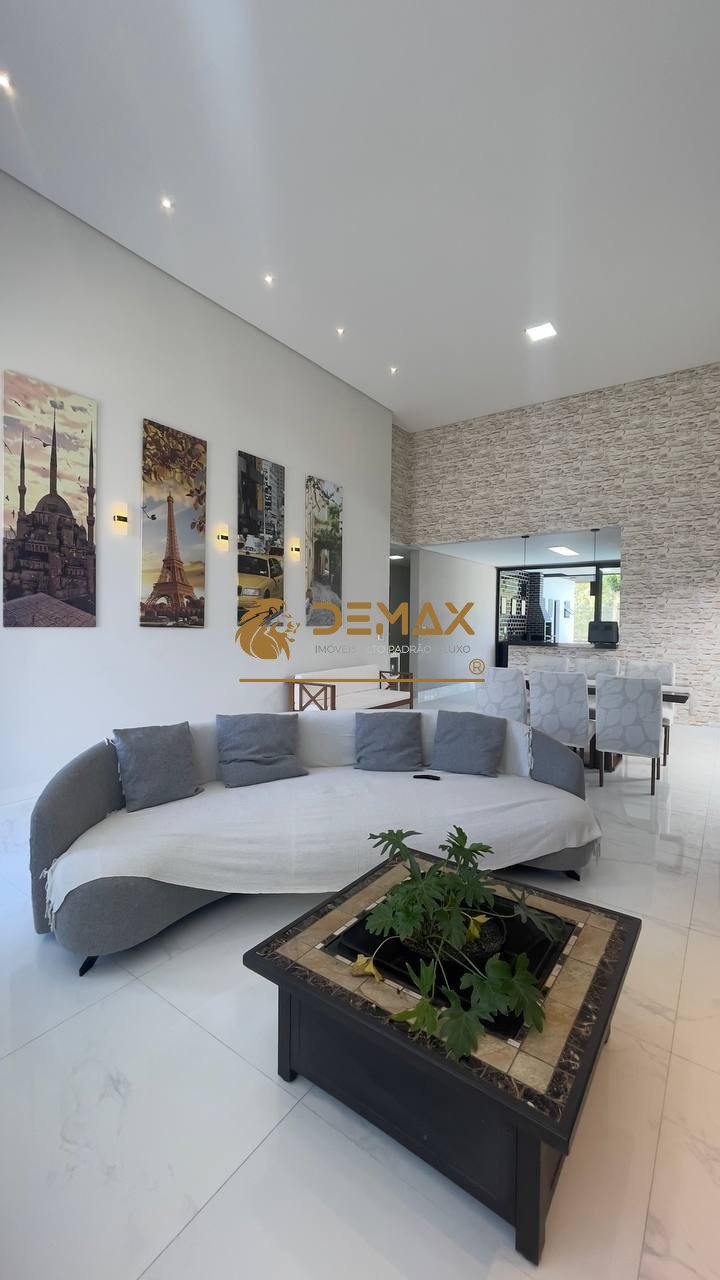 Casa com 270m², 3 dormitórios, 3 suítes, 3 vagas no bairro Urbanova - Mont Blanc em São José dos Campos para Comprar