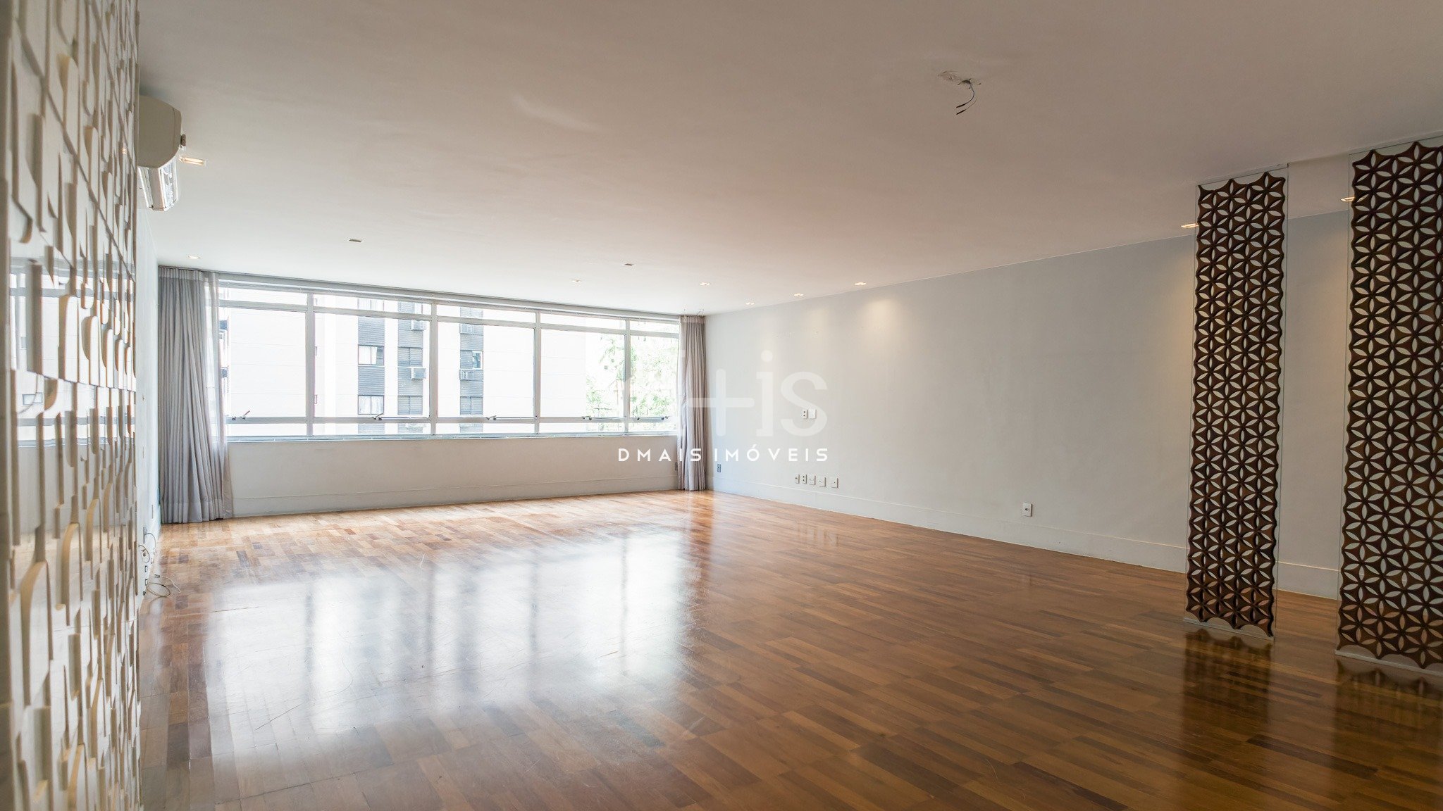 Apartamento reformado de 292 m&sup2; com 2 su&iacute;tes no Jardins