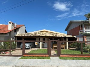 Casa com 141m², 3 dormitórios, 1 suíte, 2 vagas - Xangri-Lá em Xangri-Lá