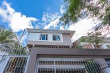Casa com 323m² e 4 dormitórios, 2 suítes, 2 vagas no bairro Chácara das Pedras em Porto Alegre para Comprar