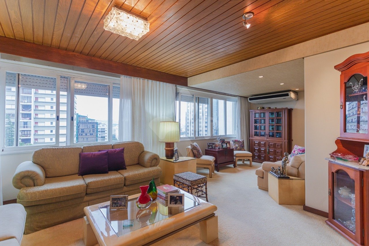 Apartamento com 185m², 3 dormitórios, 1 suíte, 1 vaga no bairro Moinhos de Vento em Porto Alegre para Comprar
