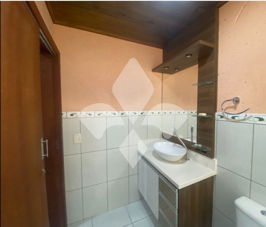 Casa com 96m², 3 dormitórios, 2 vagas no bairro Centro em Garopaba para Comprar