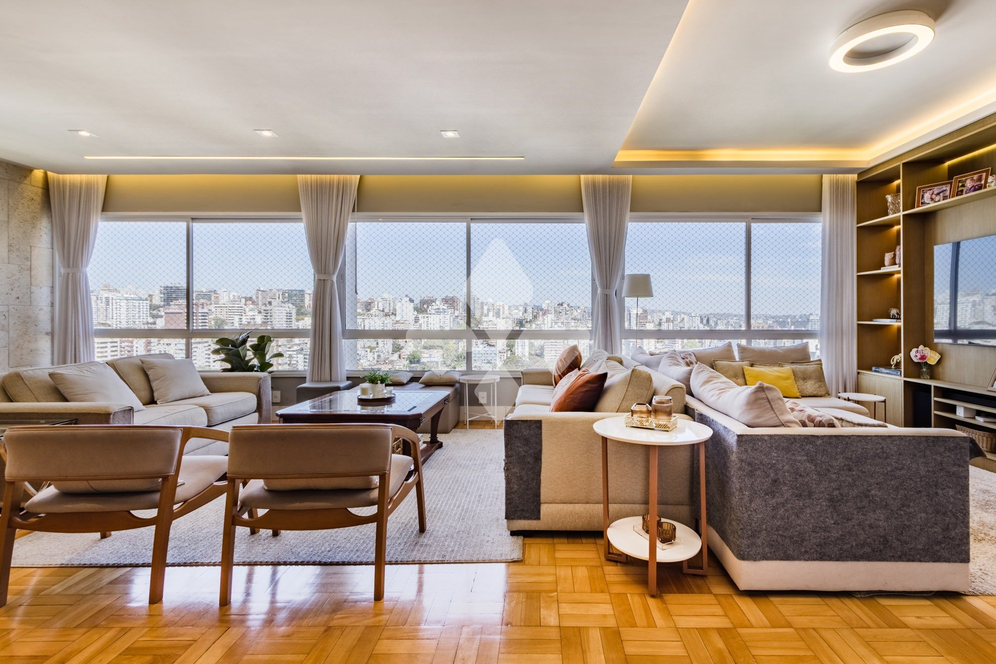 Apartamento com 167m², 4 dormitórios, 1 suíte, 1 vaga no bairro Moinho de Vento em Porto Alegre para Comprar
