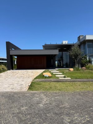 Casa em Condomínio com 350m², 4 dormitórios, 4 suítes, 1 vaga, Condomínio Capão Ilhas Resort em Capão da Canoa