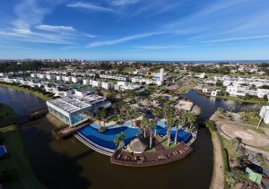 Casa em Condomínio com 230m², 4 dormitórios, 4 suítes, 2 vagas, Condomínio Rossi  Atlântida em Xangri-Lá