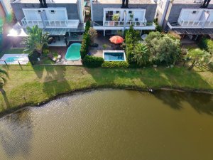 Casa em Condomínio com 230m², 4 dormitórios, 4 suítes, 2 vagas, Condomínio Rossi  Atlântida em Xangri-Lá