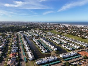 Casa em Condomínio com 230m², 4 dormitórios, 4 suítes, 2 vagas, Condomínio Rossi  Atlântida em Xangri-Lá
